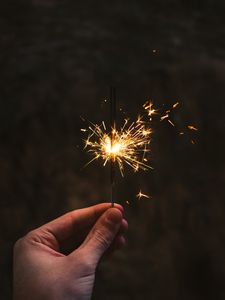 Превью обои бенгальский огонь, искры, рука, свечение