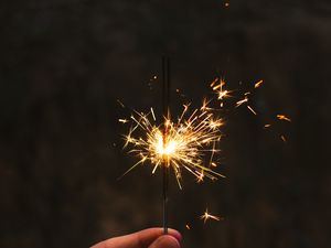 Превью обои бенгальский огонь, искры, рука, свечение