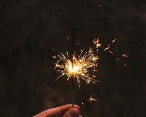 Превью обои бенгальский огонь, искры, рука, свечение
