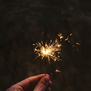 Превью обои бенгальский огонь, искры, рука, свечение