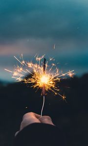 Превью обои бенгальский огонь, искры, рука
