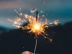 Превью обои бенгальский огонь, искры, рука