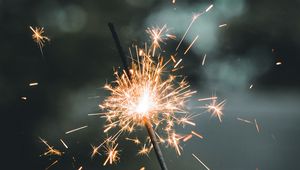 Превью обои бенгальский огонь, искры, свечение, фокус
