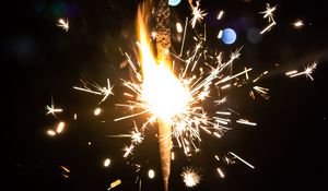 Превью обои бенгальский огонь, искры, свет, рука