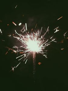 Превью обои бенгальский огонь, искры, свет, темный