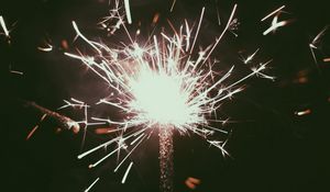 Превью обои бенгальский огонь, искры, свет, темный
