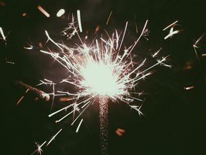 Превью обои бенгальский огонь, искры, свет, темный