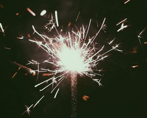 Превью обои бенгальский огонь, искры, свет, темный