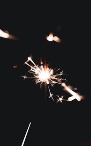 Превью обои бенгальский огонь, искры, темный, темнота