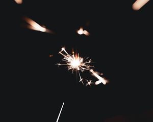 Превью обои бенгальский огонь, искры, темный, темнота