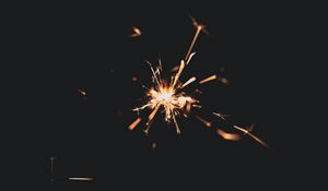 Превью обои бенгальский огонь, искры, темный, темнота, свечение