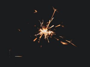 Превью обои бенгальский огонь, искры, темный, темнота, свечение