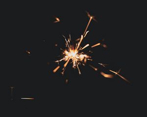 Превью обои бенгальский огонь, искры, темный, темнота, свечение