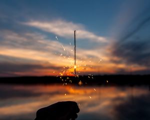Превью обои бенгальский огонь, рука, блеск