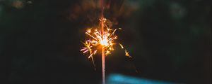 Превью обои бенгальский огонь, рука, искры, фокус