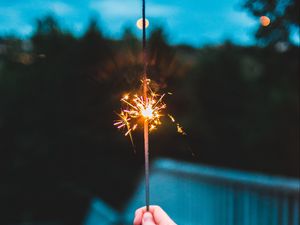 Превью обои бенгальский огонь, рука, искры, фокус