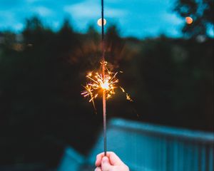 Превью обои бенгальский огонь, рука, искры, фокус