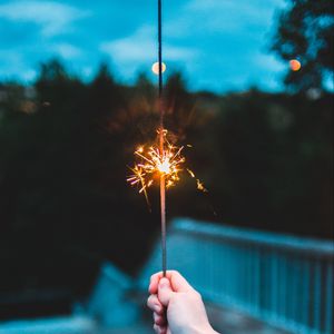 Превью обои бенгальский огонь, рука, искры, фокус