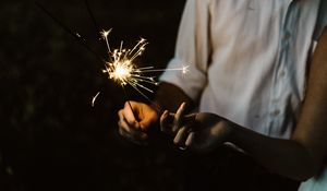 Превью обои бенгальский огонь, руки, искры