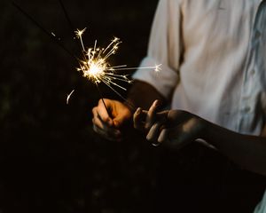 Превью обои бенгальский огонь, руки, искры