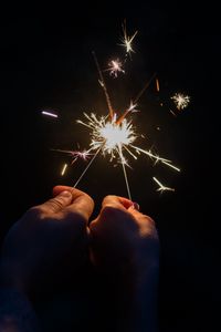 Превью обои бенгальский огонь, руки, искры