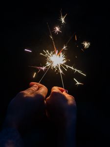 Превью обои бенгальский огонь, руки, искры