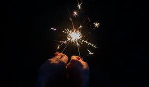 Превью обои бенгальский огонь, руки, искры