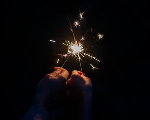 Превью обои бенгальский огонь, руки, искры