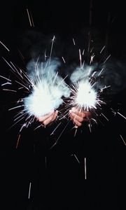 Превью обои бенгальский огонь, руки, искры, темнота