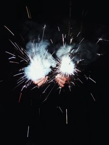 Превью обои бенгальский огонь, руки, искры, темнота