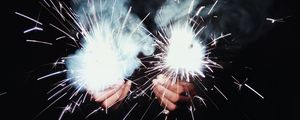 Превью обои бенгальский огонь, руки, искры, темнота