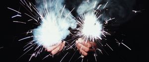 Превью обои бенгальский огонь, руки, искры, темнота