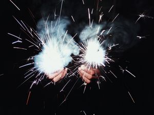 Превью обои бенгальский огонь, руки, искры, темнота