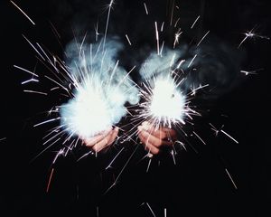 Превью обои бенгальский огонь, руки, искры, темнота