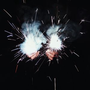 Превью обои бенгальский огонь, руки, искры, темнота