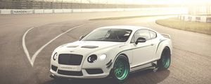 Превью обои bentley, continental, gt3-r, белый, вид сбоку