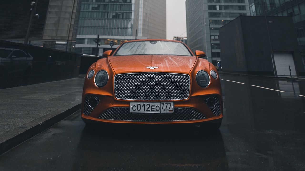 Обои bentley continental gt, bentley, машина, оранжевый, вид спереди, город, здания