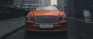 Превью обои bentley continental gt, bentley, машина, оранжевый, вид спереди, город, здания