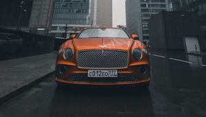 Превью обои bentley continental gt, bentley, машина, оранжевый, вид спереди, город, здания