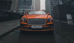 Превью обои bentley continental gt, bentley, машина, оранжевый, вид спереди, город, здания