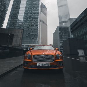 Превью обои bentley continental gt, bentley, машина, оранжевый, вид спереди, город, здания