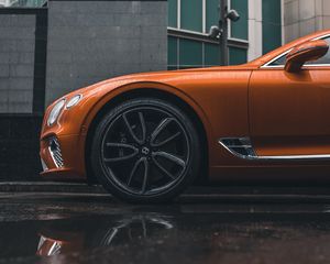 Превью обои bentley continental gt, bentley, машина, оранжевый, вид сбоку, колесо