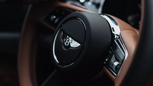 Превью обои bentley, руль, руки, перчатки, автомобиль