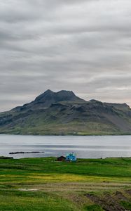 Превью обои берег, дом, море, гора, природа