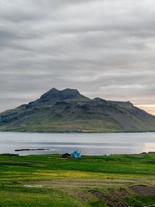 Превью обои берег, дом, море, гора, природа