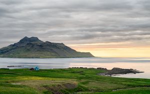 Превью обои берег, дом, море, гора, природа