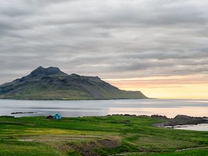 Превью обои берег, дом, море, гора, природа