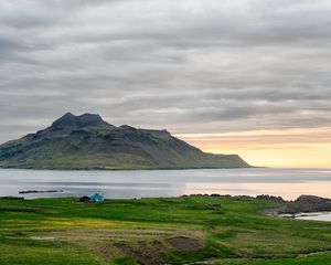 Превью обои берег, дом, море, гора, природа