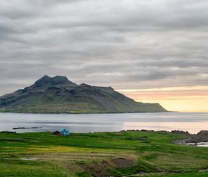 Превью обои берег, дом, море, гора, природа