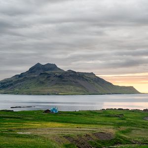 Превью обои берег, дом, море, гора, природа